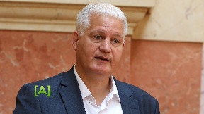 Vlast pristala na pritiske
